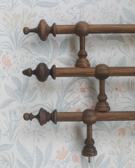 Sekelskifteskänsla på verandan med trädgårdsmöbler i massivt trä